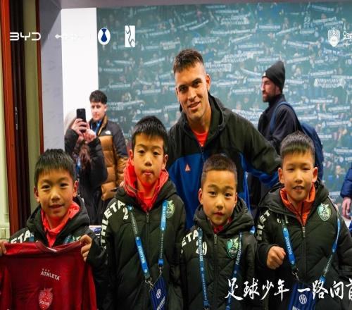 比亞迪攜手中國(guó)足球小將出征意大利，參觀了圣西羅并觀摩意甲