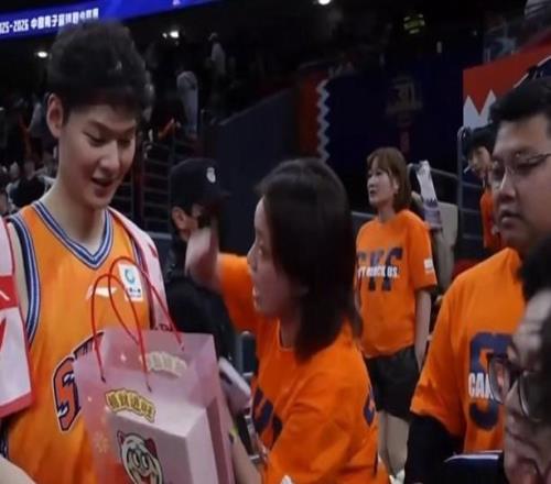 王哲林万分之夜开启超神模式,上海男篮主场大胜广州男篮