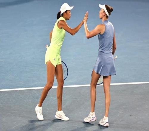 體壇聯(lián)播王哲林達(dá)成萬分里程碑，張帥晉級(jí)澳網(wǎng)女雙八強(qiáng)