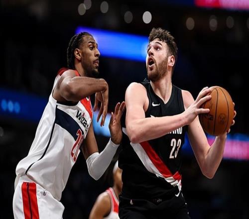 看起來數(shù)據(jù)相當(dāng)不錯(cuò)，實(shí)際上開拓者先發(fā)中鋒簡直是被各種打爆