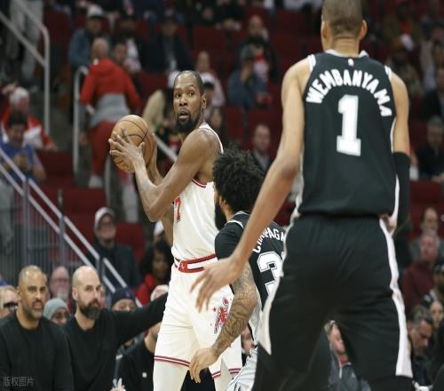 馬刺逆轉(zhuǎn)火箭，杜蘭特空砍24分，一戰(zhàn)看清5個(gè)現(xiàn)實(shí)：文班是個(gè)怪獸