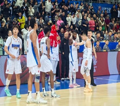 誰注意到，北京隊末節(jié)落后10分有兩人談笑風生，球迷：人心散了