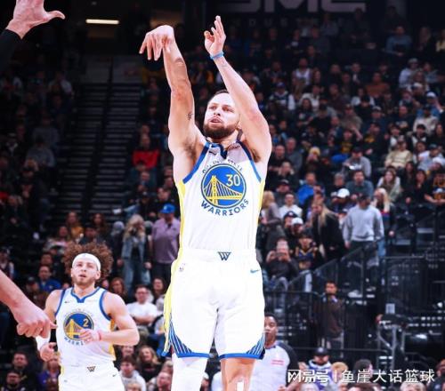 勇士大勝！庫(kù)里27+2創(chuàng)紀(jì)錄，馬卡18+3格林6中0，勇士8人得分上雙