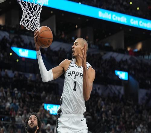 火箭被马刺逆转米奇约翰逊变阵打到火箭七寸乌度卡应对有问题