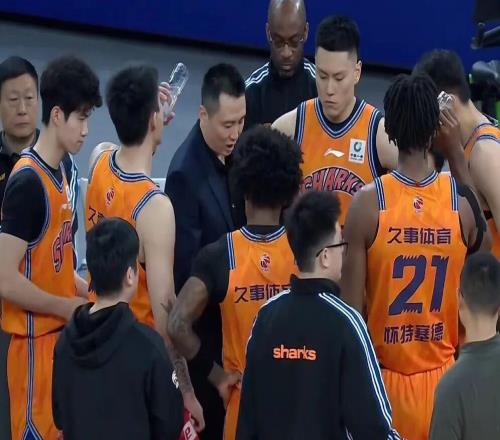 上海男籃17分大勝，王哲林25+10生涯總得分破萬(wàn)，洛夫頓30+10