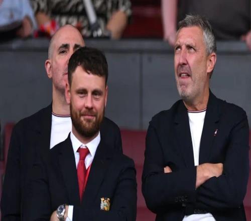 邮报记者：目前而言，曼联方面不愿续约