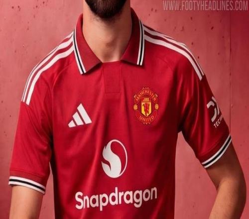 曼聯(lián)新賽季球衣諜照：主場(chǎng)紅、客場(chǎng)藍(lán)、二客米白