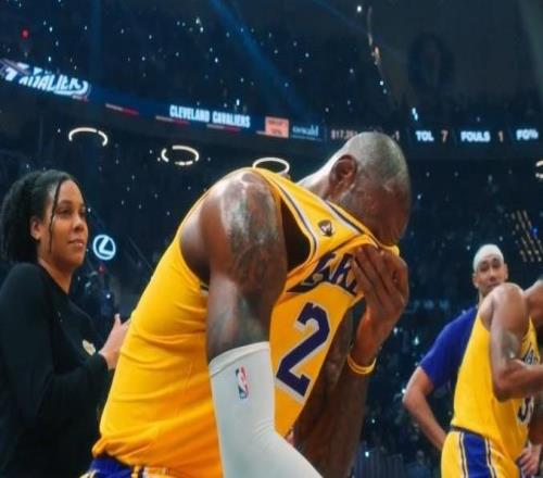 欢迎回家，骑士主场播放致敬视频，詹姆斯场边落泪