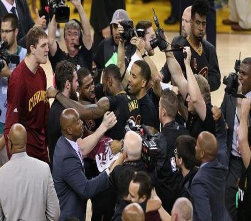 詹姆斯:騎士冠軍隊(duì)的群聊依然活躍有計(jì)劃十年重聚紀(jì)念