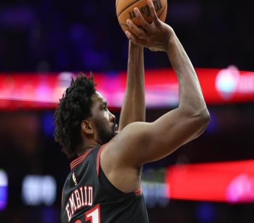 場均33分9板6助，都說你3億太貴，如今打出統(tǒng)治力，MVP回來了