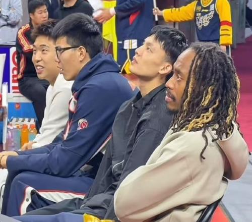 搞笑！張皓嘉發(fā)生了失誤，杜鋒將觀眾席的徐杰、焦泊喬罵了一頓