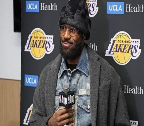 詹姆斯:我媽媽現(xiàn)場見證兒子和孫子一起打球很超現(xiàn)實(shí)