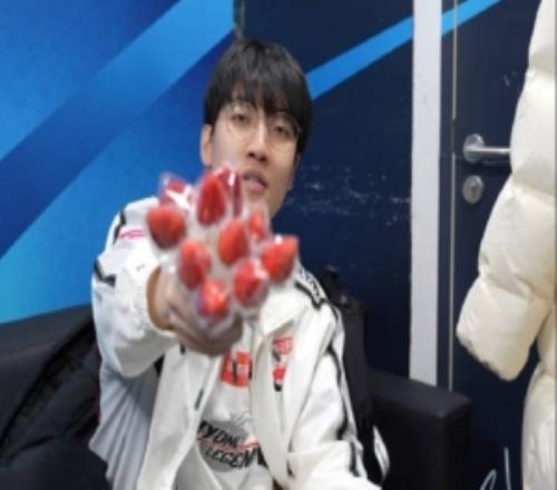 AL官方發(fā)布對(duì)陣IG賽場(chǎng)VLOG：shanks與余霜對(duì)采訪直接笑場(chǎng)