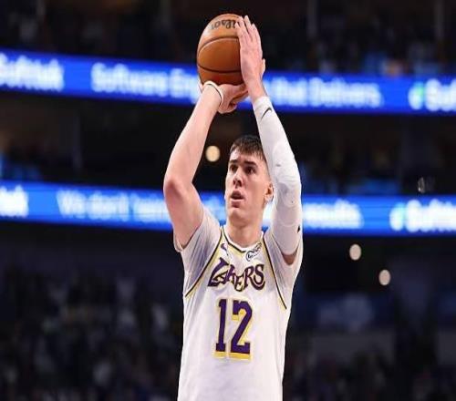 根本沒(méi)有擔(dān)任先發(fā)的能力，湖人卻對(duì)這位鋒線新星充滿了信任