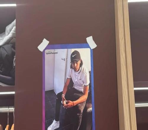 惡作劇，曼聯(lián)隊友把齊爾克澤的十年前的舊照片貼在更衣室里