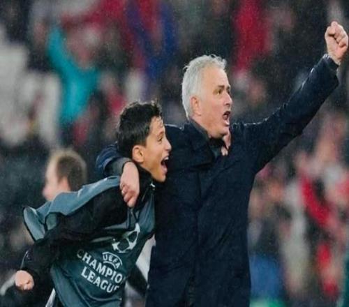 和穆里尼奧一起慶祝的球童：他對我說“加油，小子”