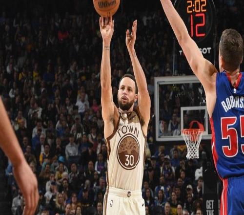 官方：庫里右膝酸痛，提前退出對陣活塞的比賽