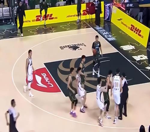 賽后主帥抹眼淚+狂輸32分+遭對手欺負(fù)推搡，眾人憫憐