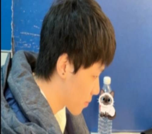 即將對戰(zhàn)IG，BLG分享選手賽前在休息室視頻：補充熱量ing