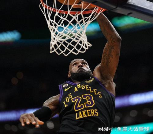 湖人大勝！東契奇37+11+13創(chuàng)三紀錄，老詹20+6被隔扣，艾頓大爆發(fā)