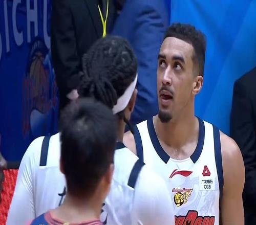 逼廣東隊裁掉奎因CBA強(qiáng)力中鋒制霸內(nèi)線，或成杜鋒最大的對手！