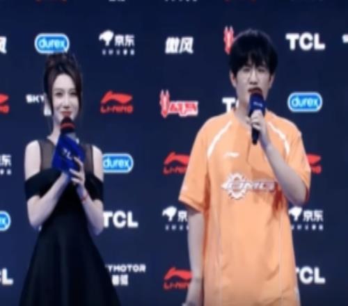 賽后采訪re0：前期發(fā)揮尚可但團(tuán)戰(zhàn)欠缺最后一場就放開打繼續(xù)取勝