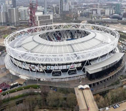 英媒：因抗議橫幅尺寸過大，西漢姆暫時取消一名球迷入場資格