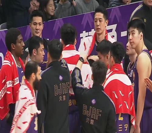 北控男籃5分險(xiǎn)勝，送青島男籃五連敗，廖三寧10+6+4關(guān)鍵時(shí)刻建功