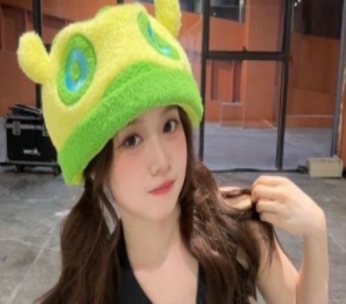 無(wú)畏契約主持曼妮曬照：今天吃的雙皮奶，看到這條發(fā)發(fā)發(fā)