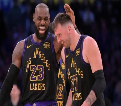 詹姆斯大家長(zhǎng)式關(guān)愛：喜歡東契奇這個(gè)孩子，希望他向我學(xué)點(diǎn)什么！