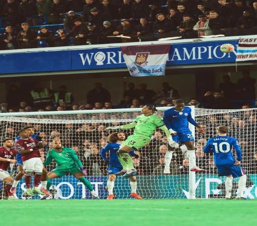 防住對(duì)方讀秒爭(zhēng)頂，小查洛巴調(diào)侃阿雷奧拉：你去不了本菲卡