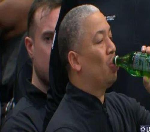 一圖流阿盧竟然在球場(chǎng)借酒消愁