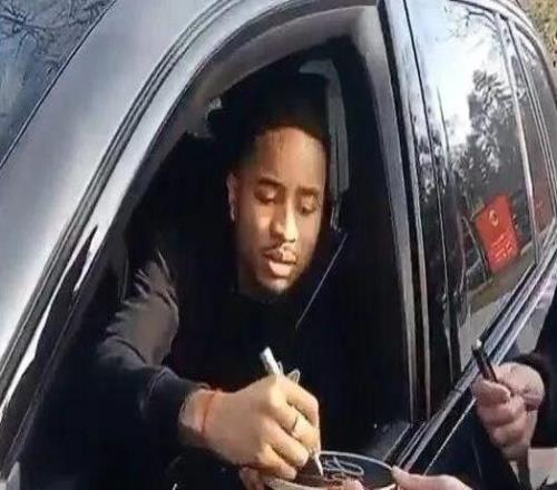 記者丨給球迷簽名時被問及是否會離隊