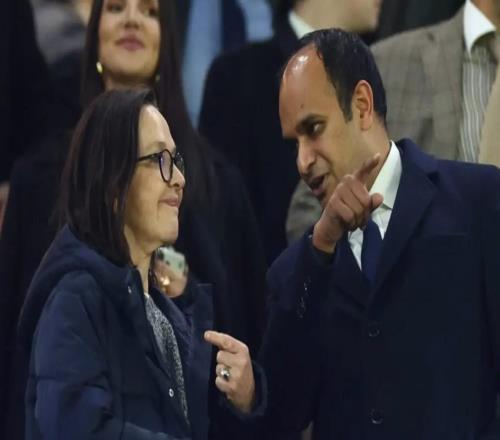 TA：現(xiàn)在沒有“列維形狀的盾牌”來替劉易斯家族擋住批評了