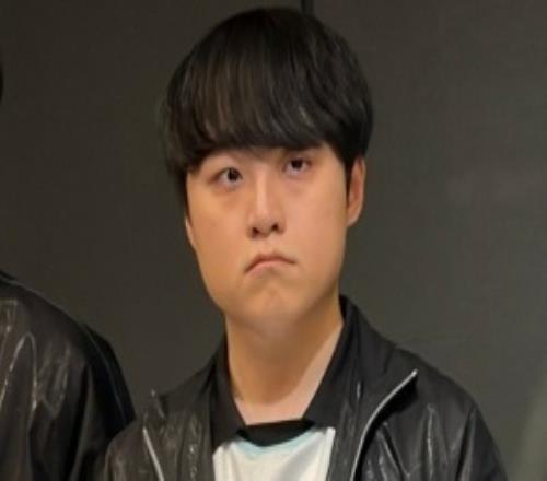 被麥哥訓(xùn)話還是被Faker打哭了ShowMaker賽后眼睛泛紅表情略顯難過