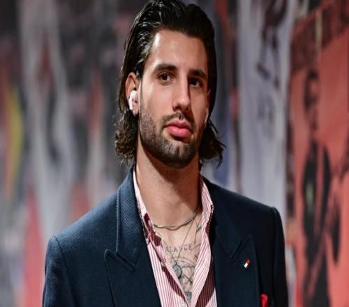 利物浦球員穿上了新贊助商的服裝，球迷調(diào)侃薩拉赫像火車司機(jī)