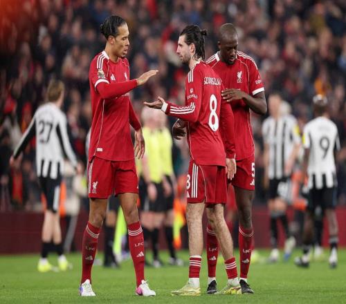 動容！利物浦1米94黑塔進球告慰亡父，跪滑+熱淚盈眶，全隊送擁抱