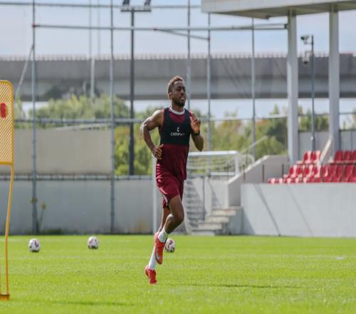 中超轉(zhuǎn)會(huì)動(dòng)態(tài)：衛(wèi)冕冠軍敲定第5外援，泰山隊(duì)兩將隨西海岸訓(xùn)練