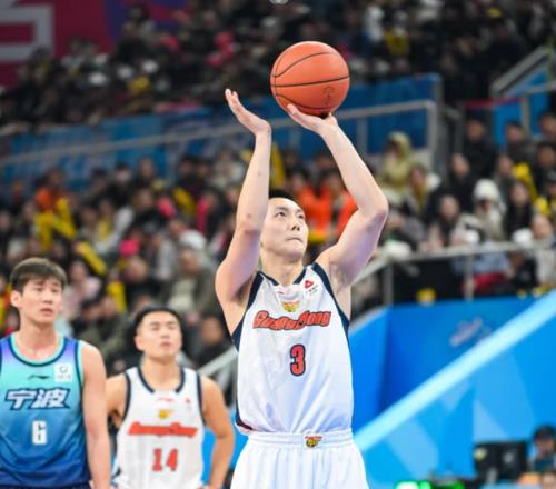 拿600万,9投7铁,在场输10分!球迷:输球从你超远三分打铁开始