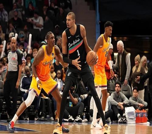 锁死文班亚马!黄蜂内线新星这段时间的进步幅度真是相当惊人