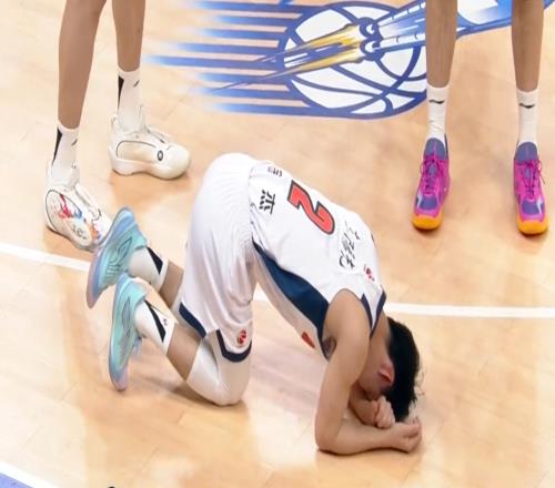 徐杰伤情确认!上海练出超级新人,4坏消息让粤沪战彻底失去悬念