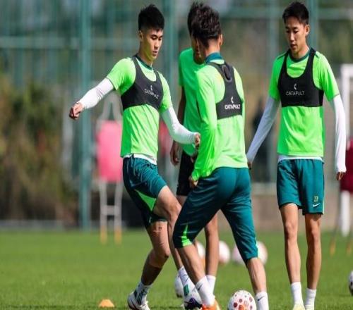 北京国安今天下午启程飞往曼谷,今晚八点左右抵达球队驻地