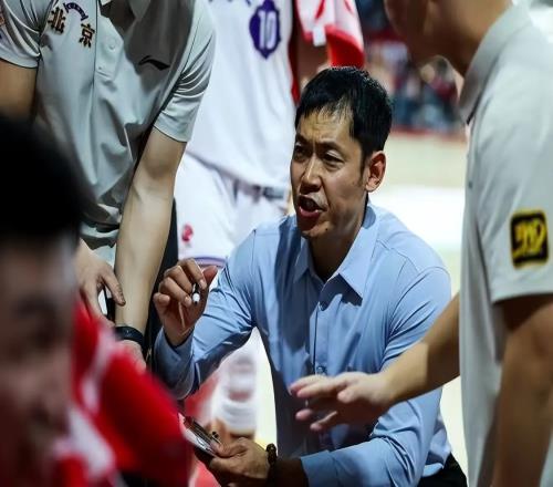 获泰伦卢BUFF后终输球,第8位下课主帅即将诞生,球迷:杨鸣快来