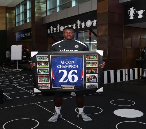 馬馬杜薩爾重返切爾西，隊友送上球衣祝賀他獲得非洲杯榮耀_英超直播