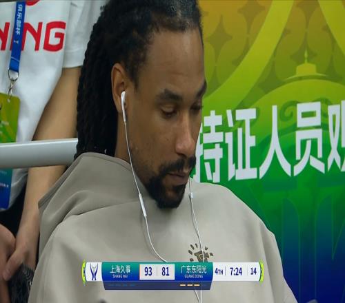 已打完廣東最后一場球隊(duì)落后，玩手機(jī)漠不關(guān)心，解說員：不應(yīng)該