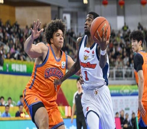 板凳深度成為制勝關鍵，上海男籃力克廣東隊，挺進CBA俱樂部杯半決賽