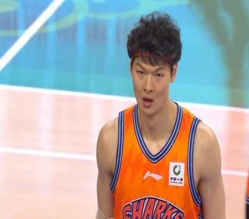 與山東會師，上海男籃賽季三殺廣東，洛夫頓31+11新星15分成奇兵