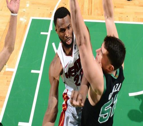 布朗29+7武神首秀，熱火雙星帶不動熱巴，綠軍22分逆轉升東部第二