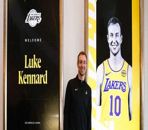 肯納德亮相湖人訓練館！最快首秀戰勇士高中生涯得分高于詹姆斯