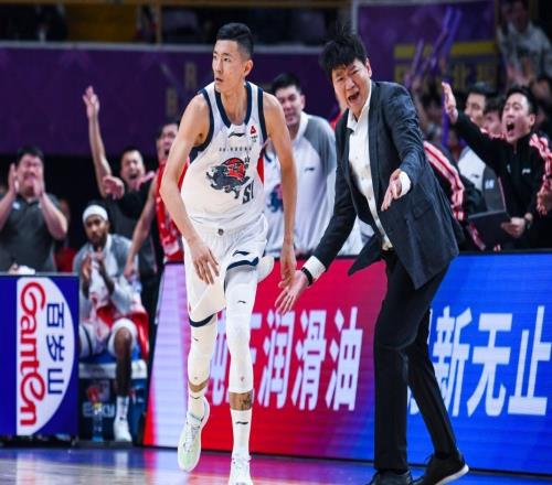 山東男籃挺進(jìn)杯賽四強(qiáng)，陳林堅(jiān)爆發(fā)，說明書已找到